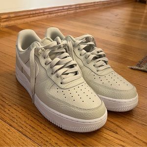 Nike Air Force - light bone colorway - size 8